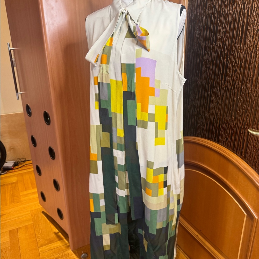 Akris Pixel Flowers Sleeveless Silk Crepe
Shirtdress 16 - Picture 5 of 16